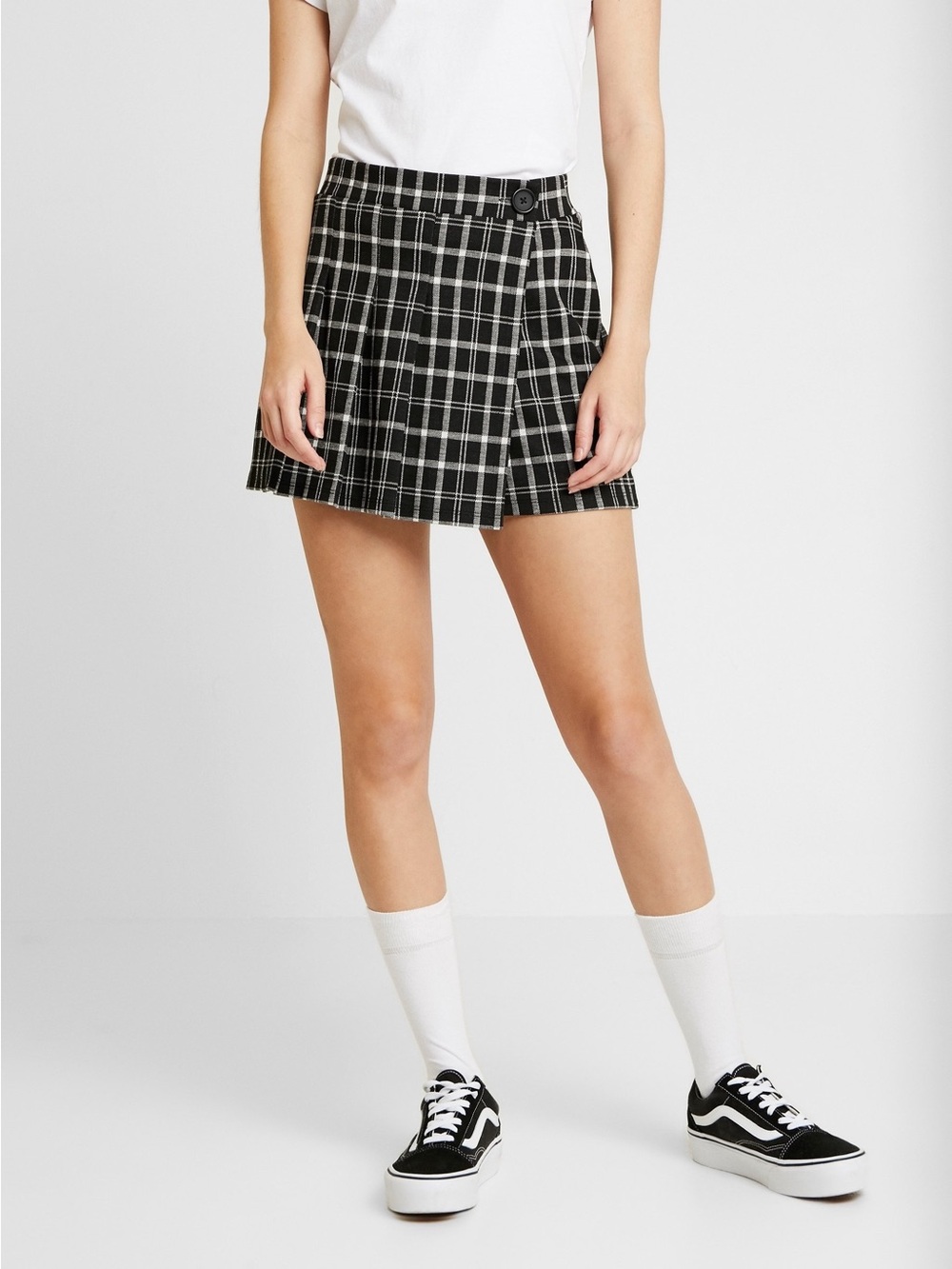 Hollister Black and White Plaid Ultra High-Rise Skort - Picture 2 of 8